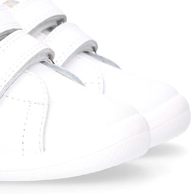 Zapatilla colegial niños pequeños OKAA sin cordones, rayas laterales y puntera reforzada en piel lavable.