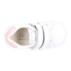 Zapatilla colegial niños pequeños OKAA sin cordones, rayas laterales y puntera reforzada en piel lavable.