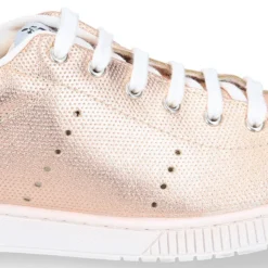 Zapatilla moda con cordones en piel metalizada.