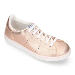 Zapatilla moda con cordones en piel metalizada.