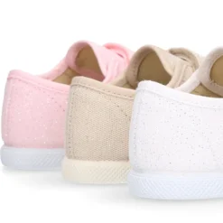 Zapatilla niña con puntera y sin cordones en lona METALIZADA.