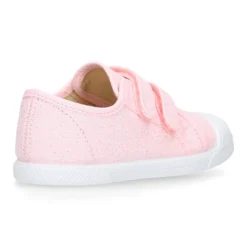 Zapatilla niña con puntera y sin cordones en lona METALIZADA.
