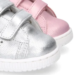 Zapatilla niña moda sin cordones en piel metalizada.