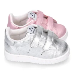 Zapatilla niña moda sin cordones en piel metalizada.