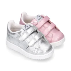 Zapatilla niña moda sin cordones en piel metalizada.