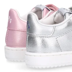 Zapatilla niña moda sin cordones en piel metalizada.