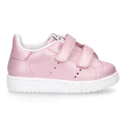 Zapatilla niña moda sin cordones en piel metalizada.