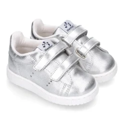 Zapatilla niña moda sin cordones en piel metalizada.