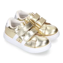 Zapatilla niña OKAA sin cordones en piel LAMINADA.