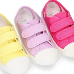 Zapatilla niña OKAA sin cordones y puntera en lona piqué algodón.