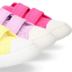 Zapatilla niña OKAA sin cordones y puntera en lona piqué algodón.