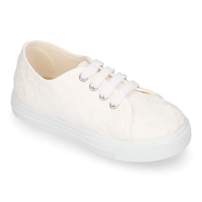 Zapatilla niñas en lona algodón en color blanco con BORDADOS.