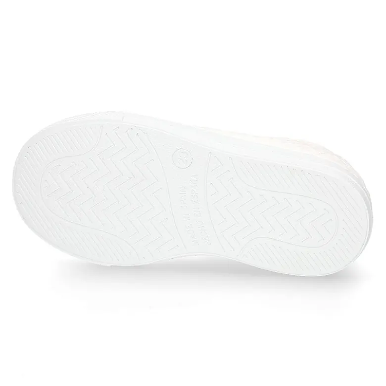 Zapatilla niñas en lona algodón en color blanco con BORDADOS.