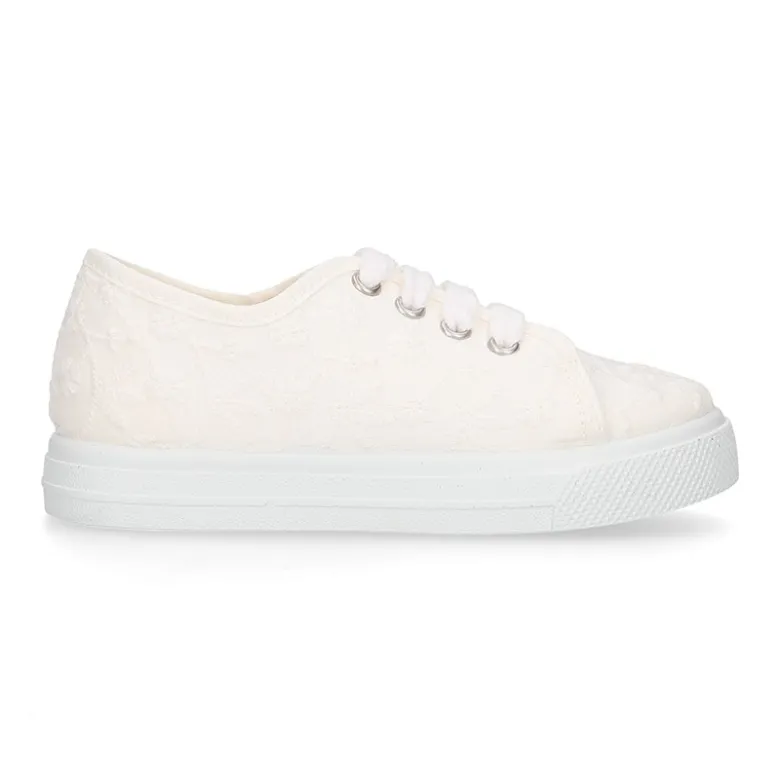 Zapatilla niñas en lona algodón en color blanco con BORDADOS.