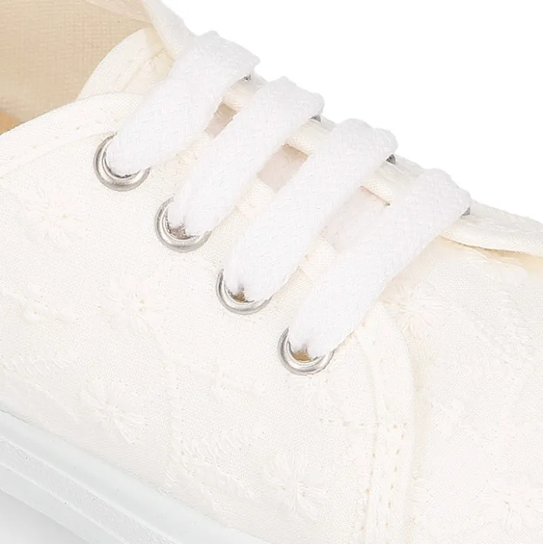 Zapatilla niñas en lona algodón en color blanco con BORDADOS.