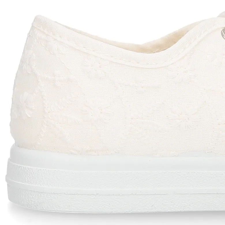 Zapatilla niñas en lona algodón en color blanco con BORDADOS.