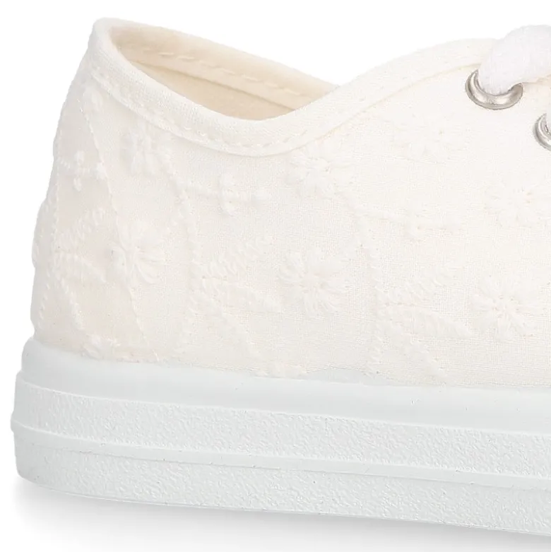 Zapatilla niñas en lona algodón en color blanco con BORDADOS.