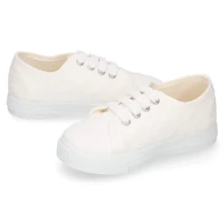 Zapatilla niñas en lona algodón en color blanco con BORDADOS.