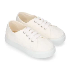 Zapatilla niñas en lona algodón en color blanco con BORDADOS.