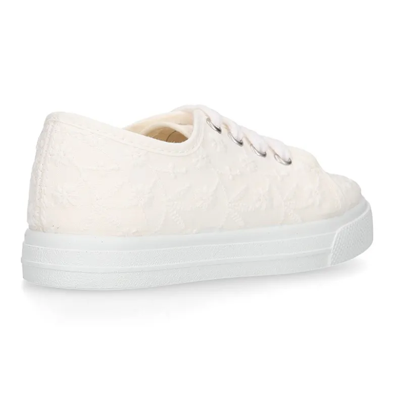 Zapatilla niñas en lona algodón en color blanco con BORDADOS.