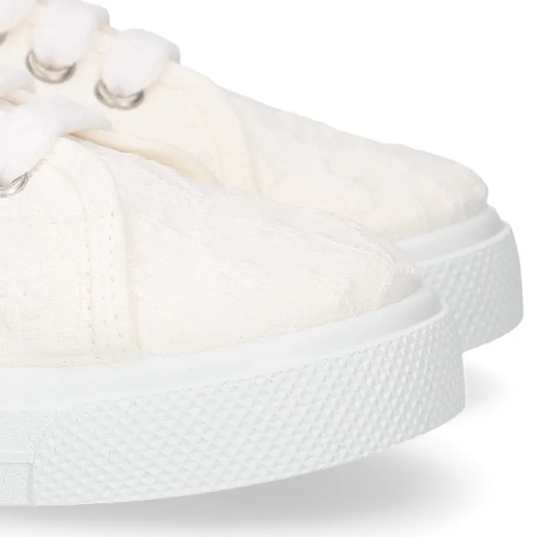 Zapatilla niñas en lona algodón en color blanco con BORDADOS.
