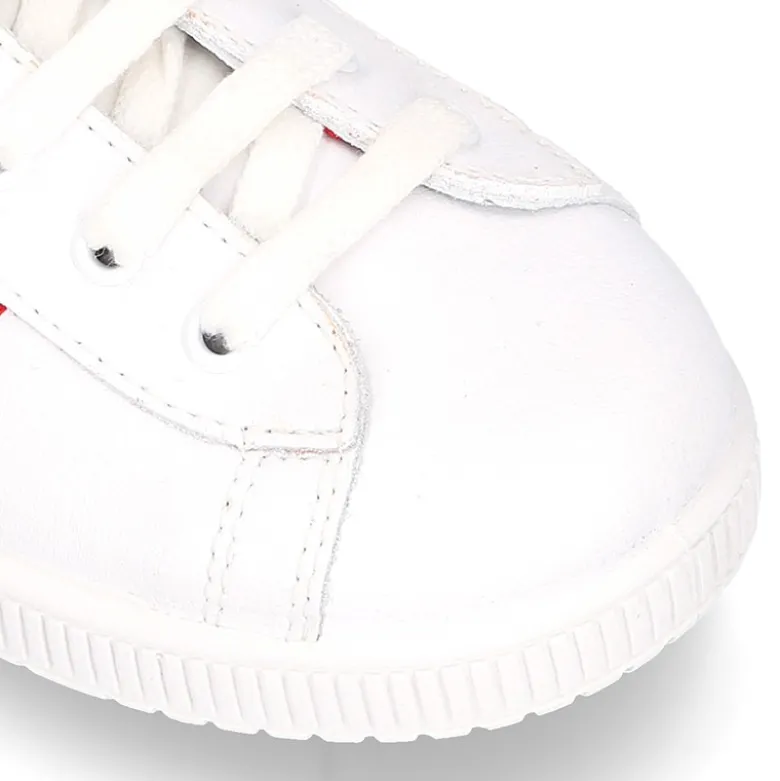 Zapatilla niño casual con cordones y bandera en piel lavable.