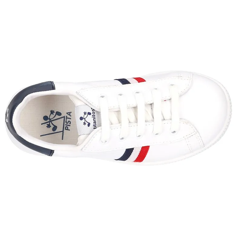 Zapatilla niño casual con cordones y bandera en piel lavable.