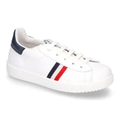 Zapatilla niño casual con cordones y bandera en piel lavable.