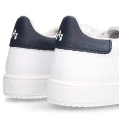 Zapatilla niño casual con cordones y bandera en piel lavable.