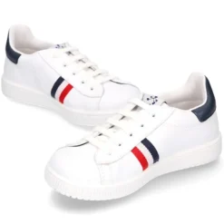 Zapatilla niño casual con cordones y bandera en piel lavable.