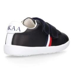 Zapatilla niño colegial OKAA sin cordones con bandera en piel lavable.