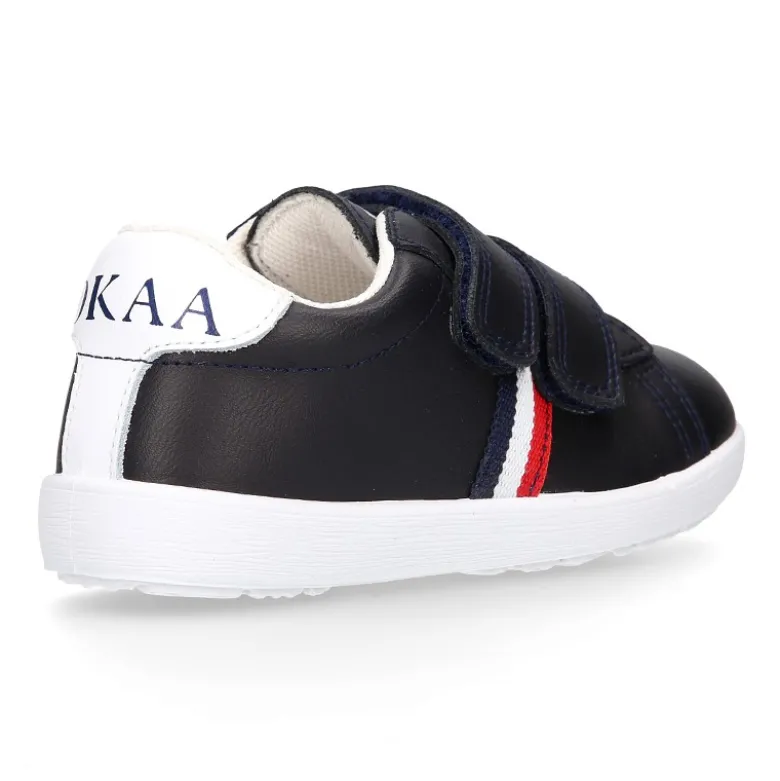 Zapatilla niño colegial OKAA sin cordones con bandera en piel lavable.