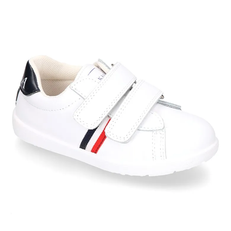 Zapatilla niño colegial OKAA sin cordones con bandera en piel lavable.