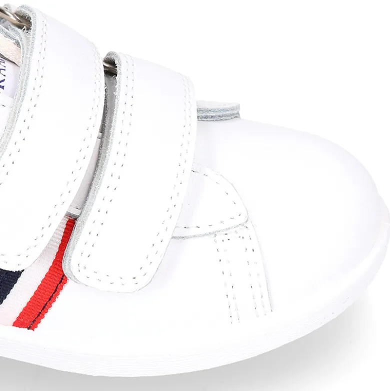 Zapatilla niño colegial OKAA sin cordones con bandera en piel lavable.