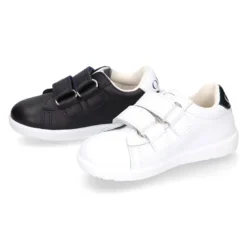 Zapatilla niño colegial OKAA sin cordones con bandera en piel lavable.