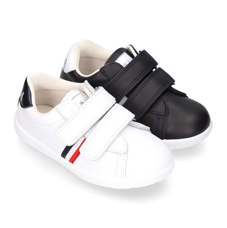 Zapatilla niño colegial OKAA sin cordones con bandera en piel lavable.