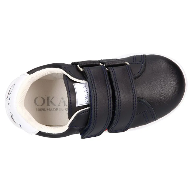 Zapatilla niño colegial OKAA sin cordones con bandera en piel lavable.