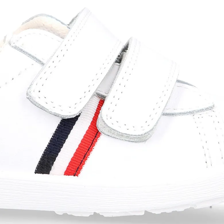 Zapatilla niño colegial OKAA sin cordones con bandera en piel lavable.