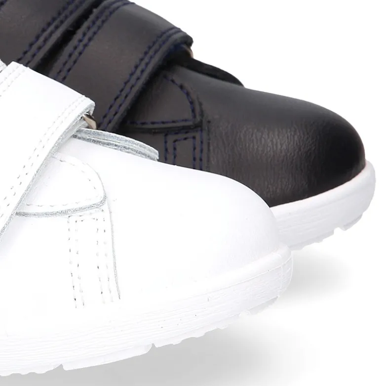 Zapatilla niño colegial OKAA sin cordones con bandera en piel lavable.