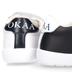 Zapatilla niño colegial OKAA sin cordones con bandera en piel lavable.