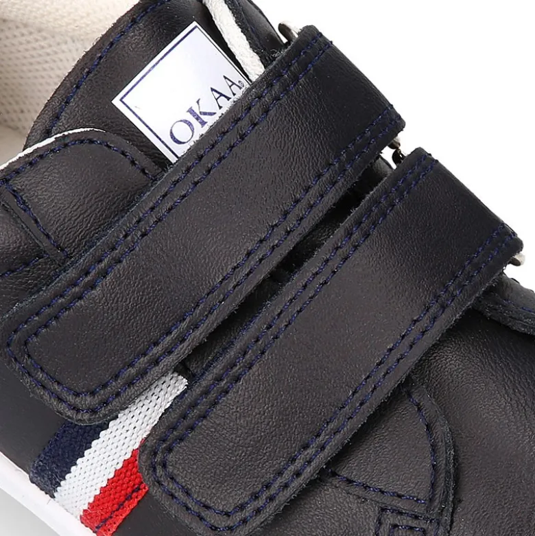 Zapatilla niño colegial OKAA sin cordones con bandera en piel lavable.