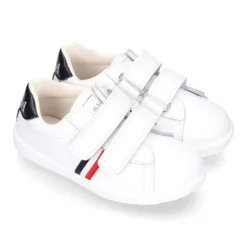 Zapatilla niño colegial OKAA sin cordones con bandera en piel lavable.