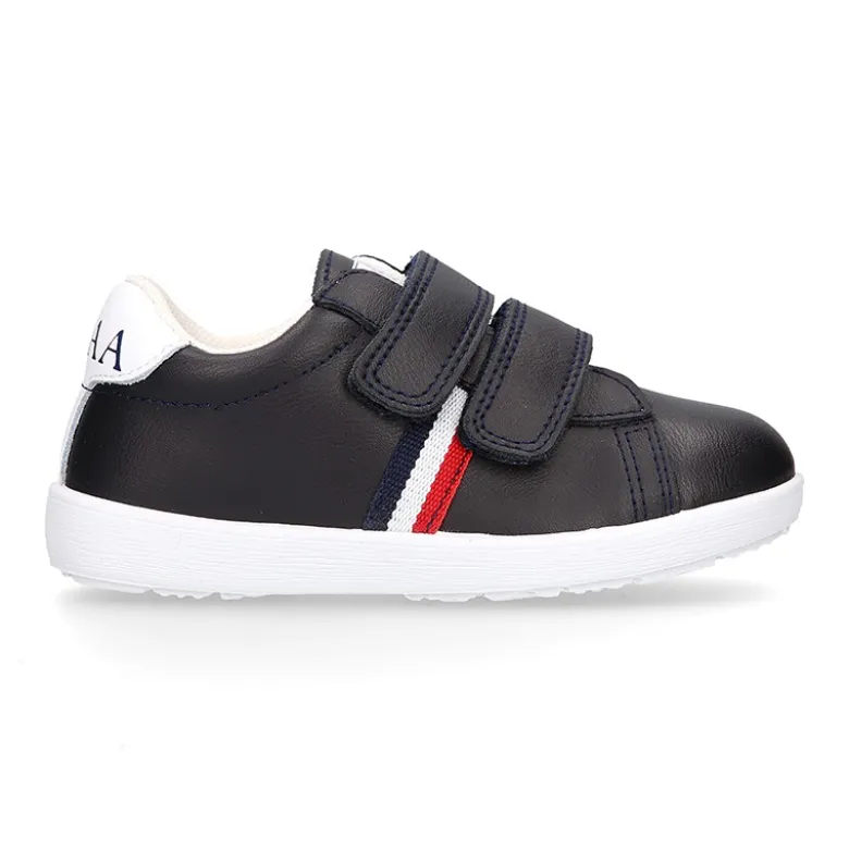 Zapatilla niño colegial OKAA sin cordones con bandera en piel lavable.
