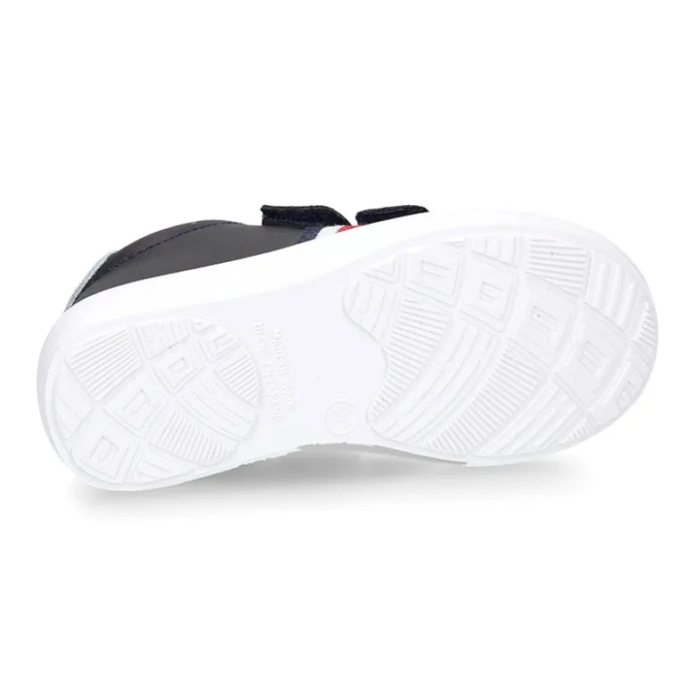 Zapatilla niño colegial OKAA sin cordones con bandera en piel lavable.