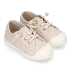 Zapatilla niño con puntera y cordones elásticos en lona algodón RECICLADO en colores suaves.