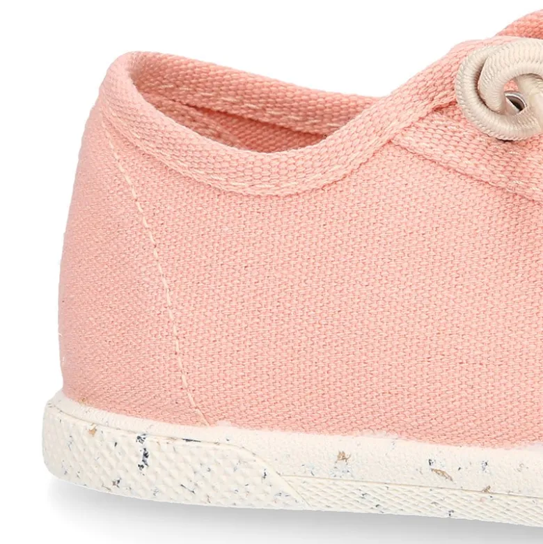 Zapatilla niño con puntera y cordones elásticos en lona algodón RECICLADO en colores suaves.