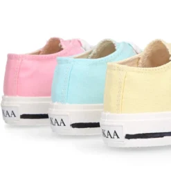 Zapatilla niños CASUAL con puntera y cordones en colores pasteles.