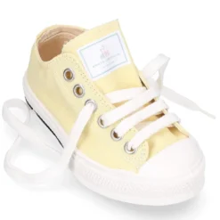 Zapatilla niños CASUAL con puntera y cordones en colores pasteles.