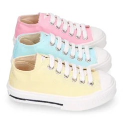 Zapatilla niños CASUAL con puntera y cordones en colores pasteles.