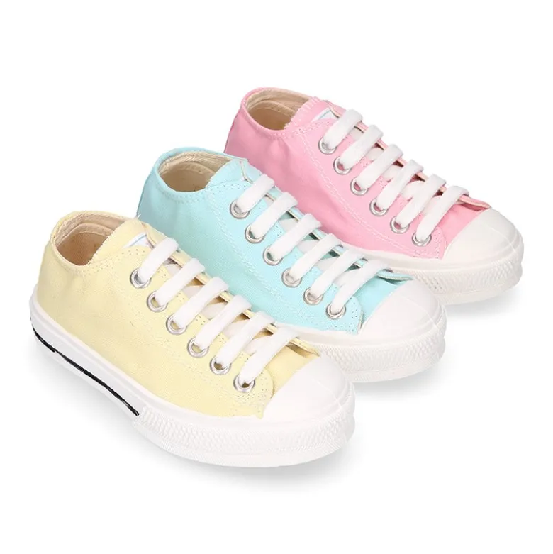 Zapatilla niños CASUAL con puntera y cordones en colores pasteles.